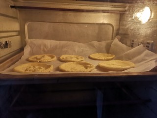 5、草莓拿破仑小蛋糕（蛋挞皮版）,送入预热好的烤箱上下火，180度烤十分钟