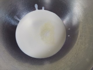 7、草莓拿破仑小蛋糕（蛋挞皮版）,开始打发奶油，无水无油的盆里加入淡奶油和白砂糖