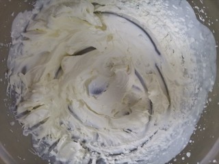 8、草莓拿破仑小蛋糕（蛋挞皮版）,电动打蛋器开高速打发至裱花状态