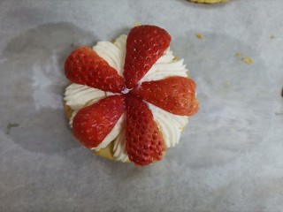 11、草莓拿破仑小蛋糕（蛋挞皮版）,放上草莓