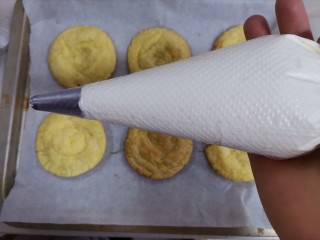 9、草莓拿破仑小蛋糕（蛋挞皮版）,把打发好的奶油装入裱花袋