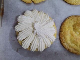 10、草莓拿破仑小蛋糕（蛋挞皮版）,挤在蛋挞皮上