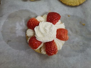 12、草莓拿破仑小蛋糕（蛋挞皮版）,水果中间再挤一点奶油