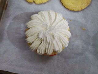 13、草莓拿破仑小蛋糕（蛋挞皮版）,再放上另一片蛋挞皮，同样的方法挤上奶油