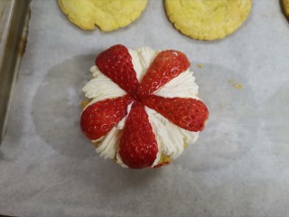 14、草莓拿破仑小蛋糕（蛋挞皮版）,放上水果