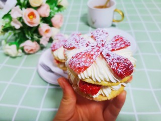 15、草莓拿破仑小蛋糕（蛋挞皮版）,表面筛入一层薄薄的糖粉，美味的蛋挞皮拿破仑小蛋糕就做好了