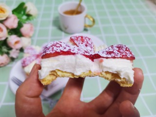 16、草莓拿破仑小蛋糕（蛋挞皮版）,咬一口超级满足，蛋挞皮酥的掉渣，满满的奶油加水果，超级满足