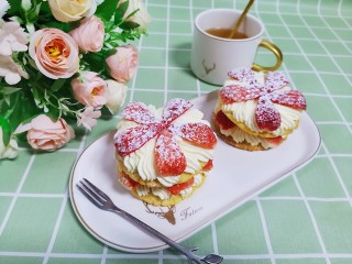 17、草莓拿破仑小蛋糕（蛋挞皮版）,成品图！