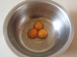 1、蛋挞,开始制作蛋挞液，蛋黄放入碗中