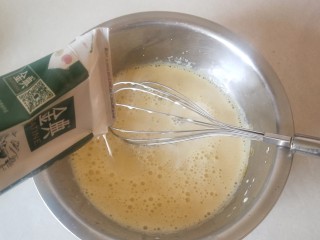 3、蛋挞,倒入纯牛奶，边倒边搅拌均匀