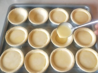 7、蛋挞,蛋挞液倒入，八九分满这个样子