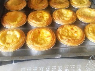 9、蛋挞,烤至表面金黄，就是蛋挞皮酥脆，蛋挞液膨胀起来就烤好了