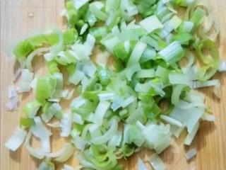 1、葱花鸡蛋小薄饼,葱切末备用