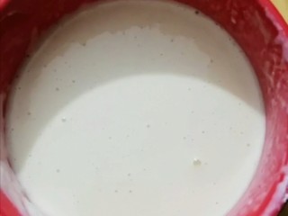 2、葱花鸡蛋小薄饼,面粉放入盆里，加入清水搅拌均匀