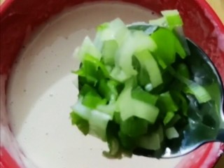 3、葱花鸡蛋小薄饼,放入葱花
