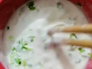 4、葱花鸡蛋小薄饼,搅拌均匀