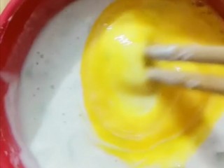 5、葱花鸡蛋小薄饼,加入一个鸡蛋和一小勺食用油