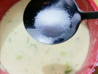 6、葱花鸡蛋小薄饼,一小勺盐搅拌均匀即可