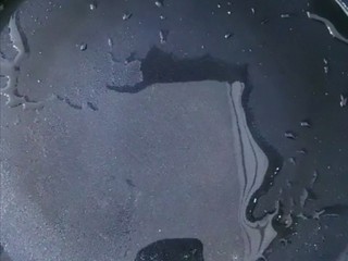 7、葱花鸡蛋小薄饼,锅烧热，放入食用油