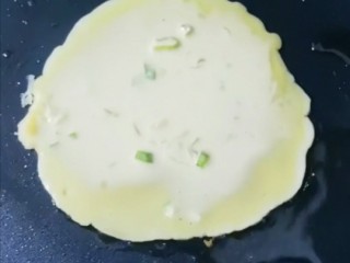 8、葱花鸡蛋小薄饼,倒入面糊，中小火烙两面金黄即可