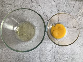 1、草莓抱抱卷,分离蛋清和蛋黄，装蛋清的碗里一定要无水无油