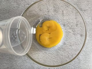 2、草莓抱抱卷,蛋黄中加入清水
