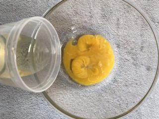 3、草莓抱抱卷,加入玉米油