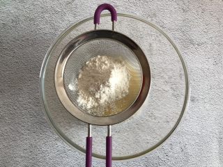 4、草莓抱抱卷,筛入低筋面粉