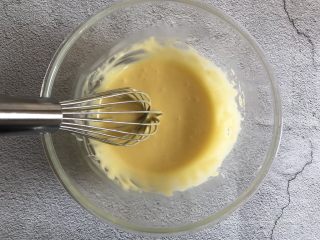 5、草莓抱抱卷,搅拌均匀无颗粒