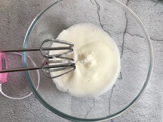 7、草莓抱抱卷,打至蛋清细腻在加入三分之一白砂糖