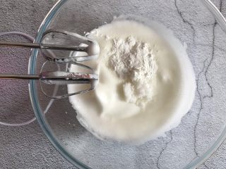 8、草莓抱抱卷,打至出现纹路加入剩余白砂糖和玉米淀粉