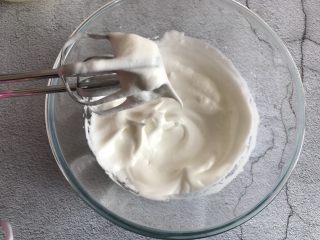 9、草莓抱抱卷,蛋白打发到提起打蛋器呈图片状态即可