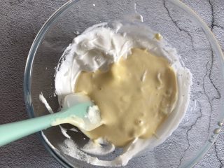 11、草莓抱抱卷,把蛋黄糊倒入剩余蛋白糊中，快速翻拌均匀