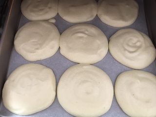 12、草莓抱抱卷,倒入裱花袋，挤入烤盘中，烤箱提前预热上下火160度15分钟