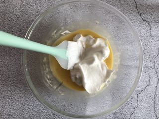 10、草莓抱抱卷,取三分之一蛋白糊加入蛋黄糊中，翻拌均匀