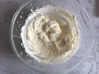 13、草莓抱抱卷,淡奶油加糖打发