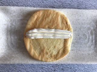 15、草莓抱抱卷,挤一条奶油