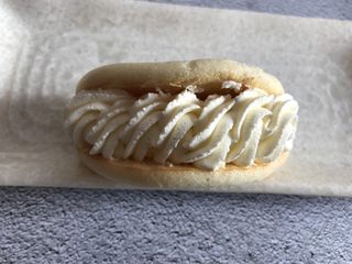 16、草莓抱抱卷,在转圈挤一层奶油