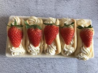 17、草莓抱抱卷,装饰上草莓