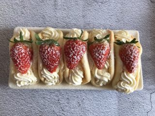 18、草莓抱抱卷,撒上一层糖粉即可