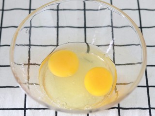 3、黑芝麻薄脆饼,加入35g白糖