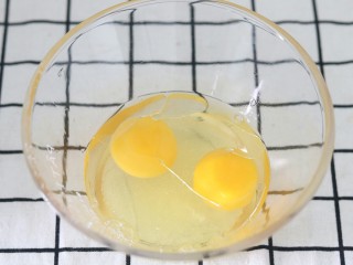 4、黑芝麻薄脆饼,加入40g玉米油