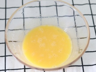 5、黑芝麻薄脆饼,用手动打蛋器搅拌均匀至白糖融化。