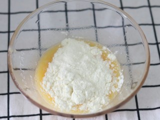 6、黑芝麻薄脆饼,加入两勺奶粉