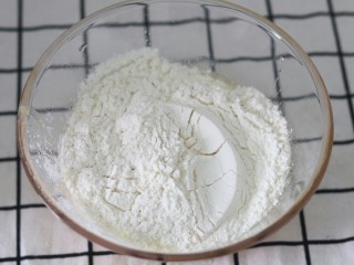 7、黑芝麻薄脆饼,加入低筋粉