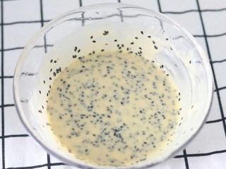 9、黑芝麻薄脆饼,加入一小把黑芝麻搅拌均匀