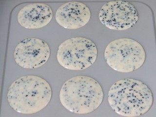 11、黑芝麻薄脆饼,挤入不粘烤盘