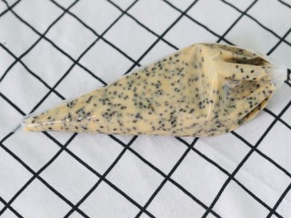 10、黑芝麻薄脆饼,将面糊装入裱花袋，烤箱预热170度5分钟。