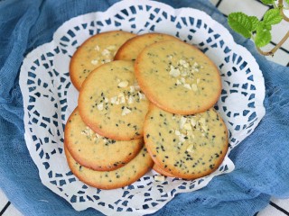 14、黑芝麻薄脆饼,黑芝麻薄脆饼就出炉了。