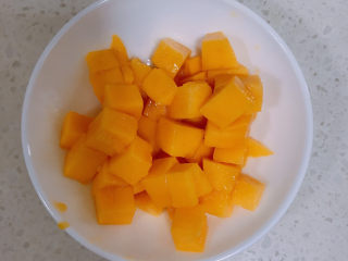 2、芒果披萨,芒果去皮切粒。